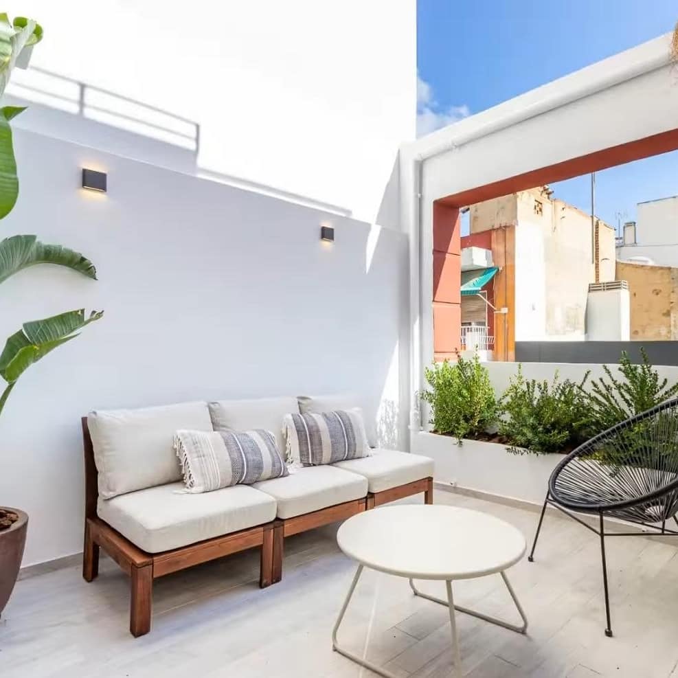 Terraza renovada a estilo mediterraneo, blanco y madera, reforma completa ANASEB