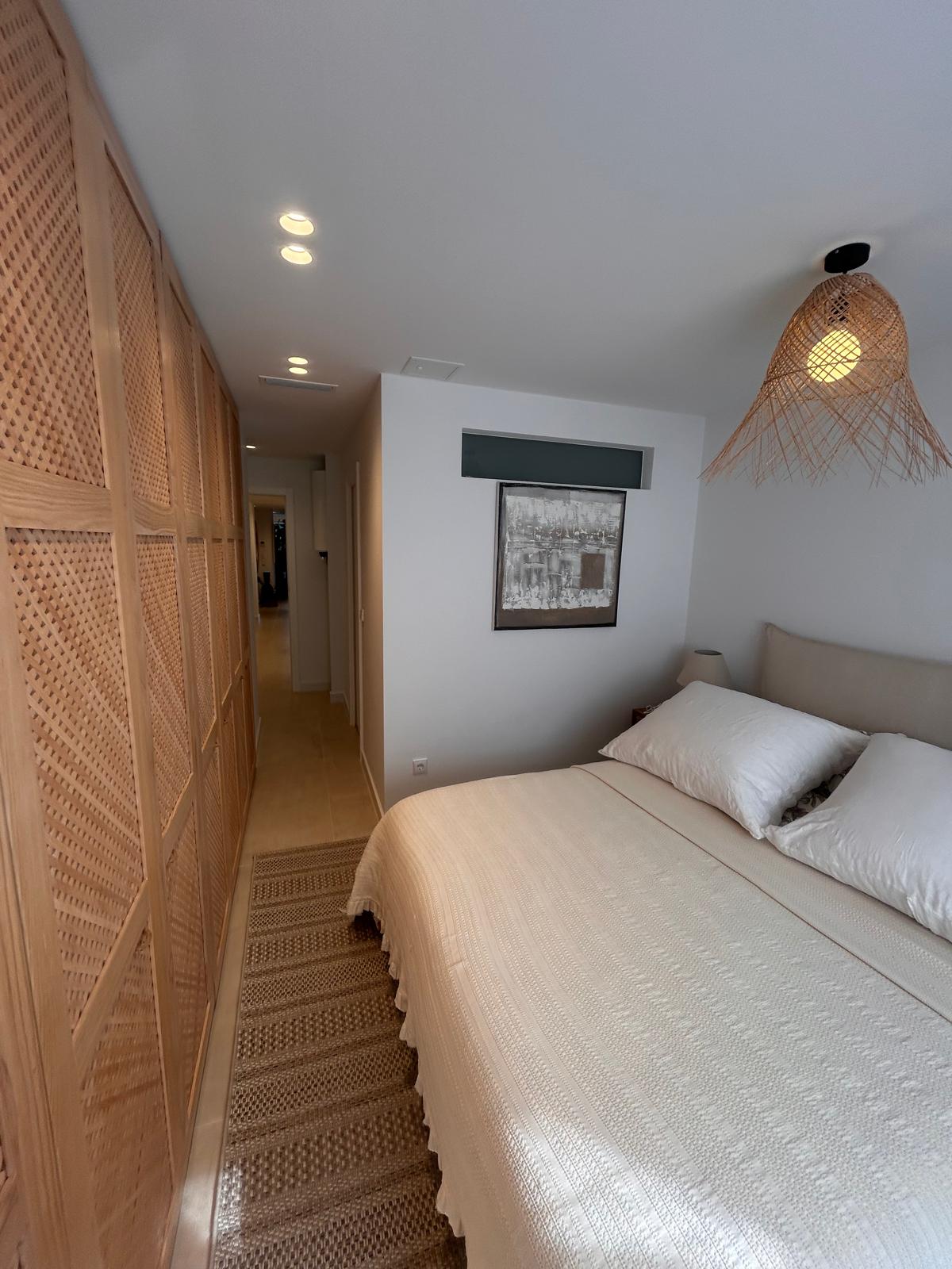 Galeria de reformas hechas por ANASEB en Alicante, nuevo dormitorio con armario hecho a mano