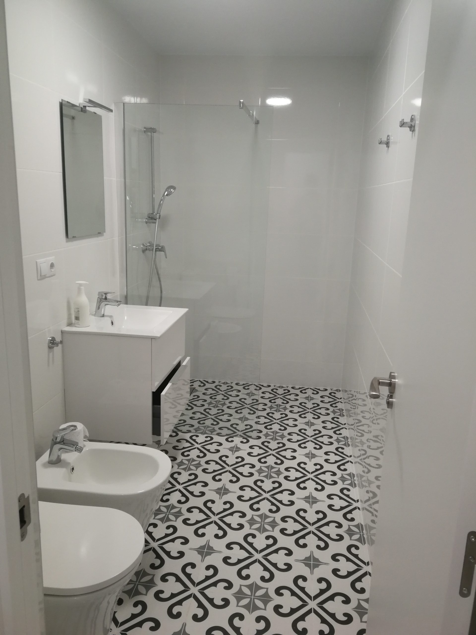 Galeria de Reformas en Alicante baño completo, suelo nuebo y muebles