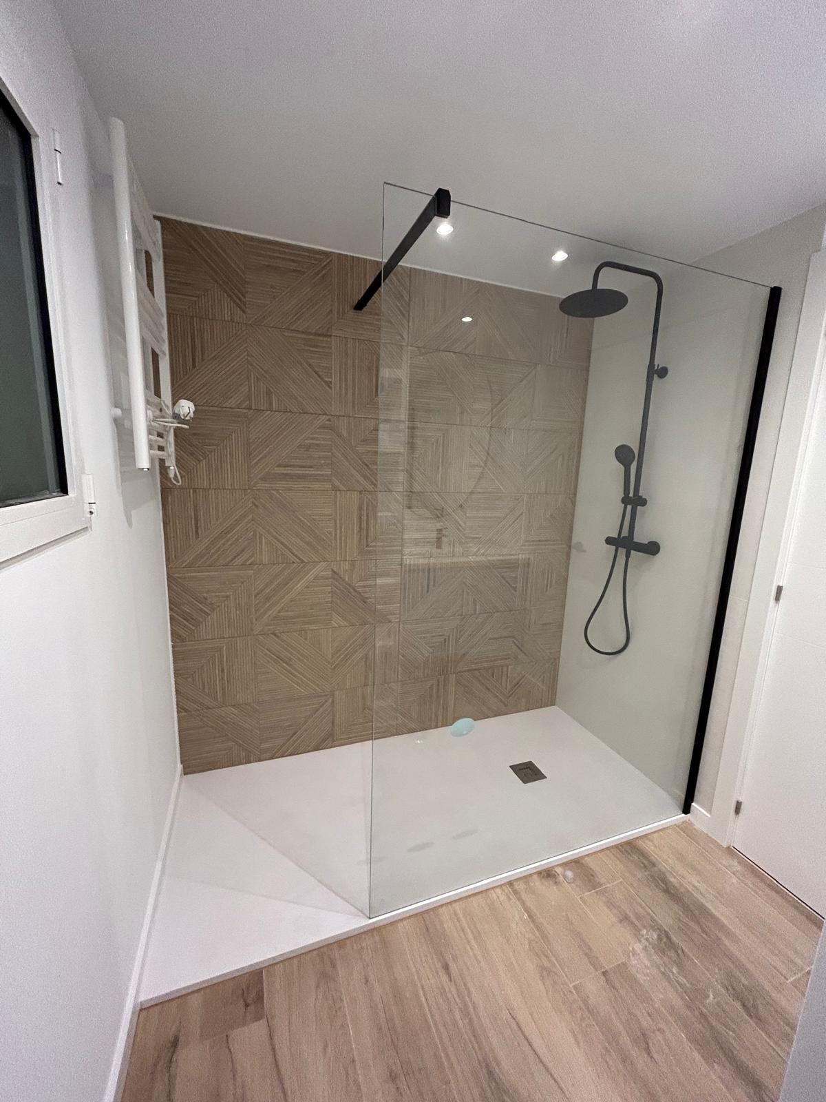 Galeria de Reformas en Alicante, transformación de un baño antiguo en uno nuebo y estilo minimalista